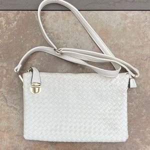 White shoulder bag with tons of pockets!                    ✨ Bundle 3 for $20 ✨